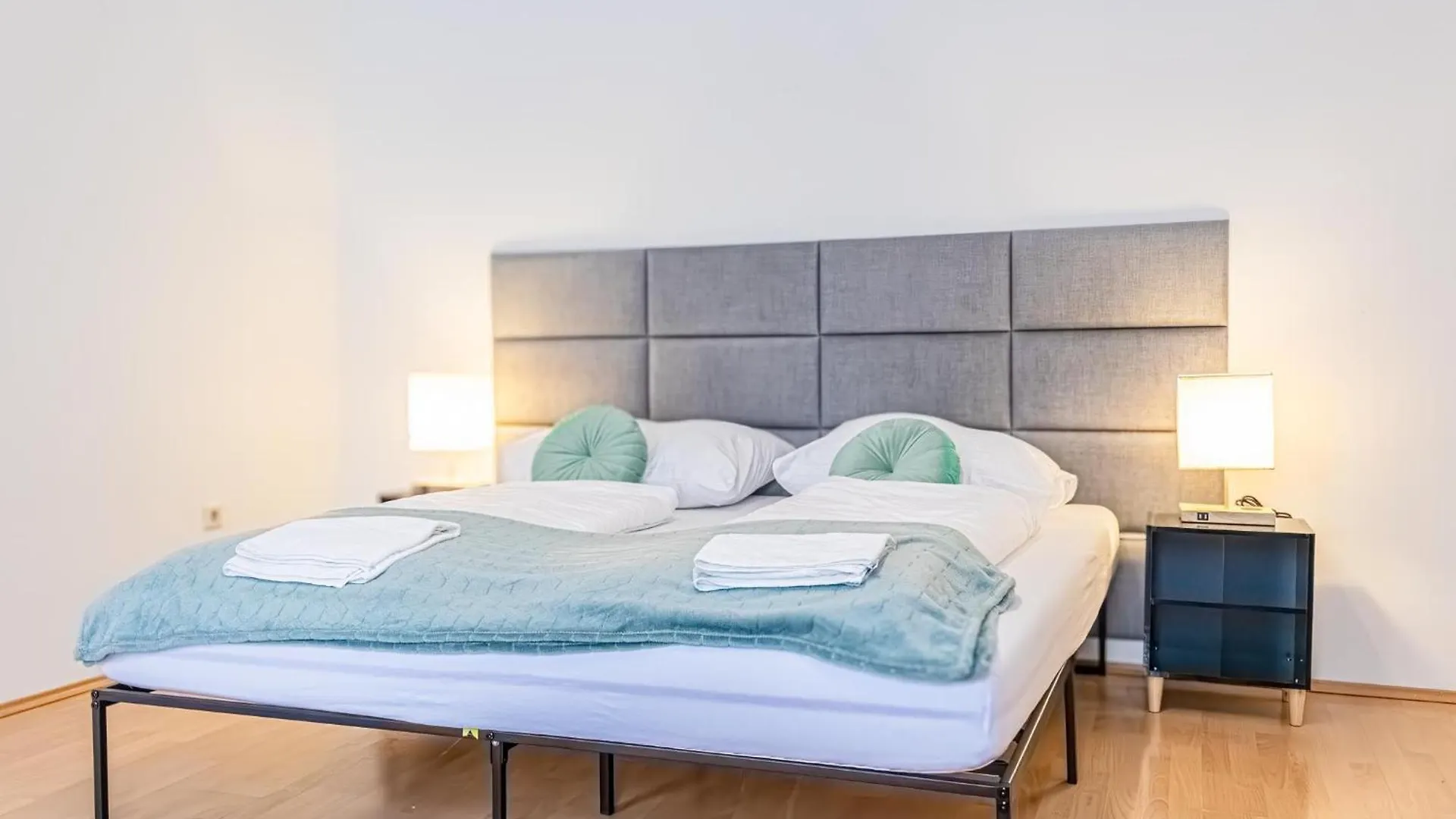 City-Linked 2Br Apartment Near Wiener Stadthalle Østrig