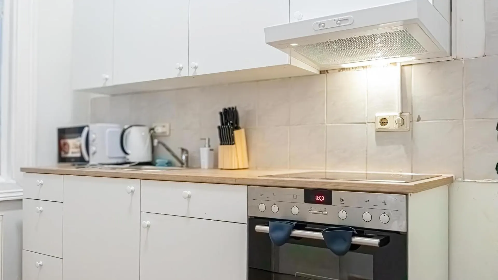 City-Linked 2Br Apartment Near Wiener Stadthalle Østrig